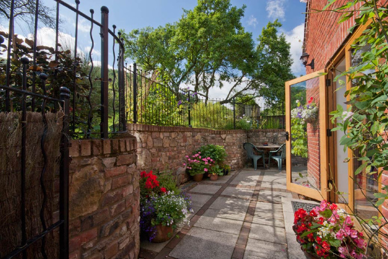 Simply-folly-cottages_rear_patio1