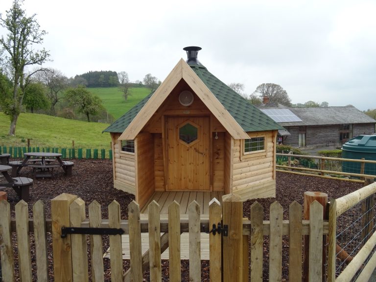 Big BBQ cabin bar HIcks farm 768x576